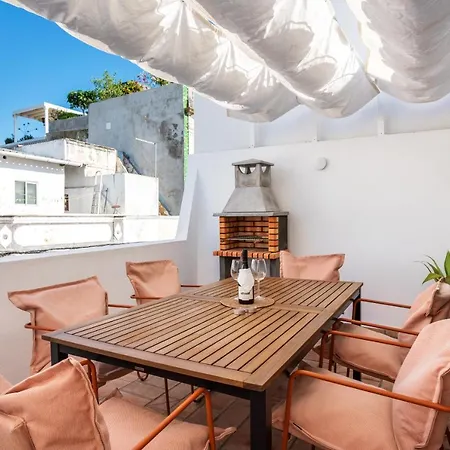 Holiday home Privilege Casa Perto Do Mar With Rooftop Jacuzzi,